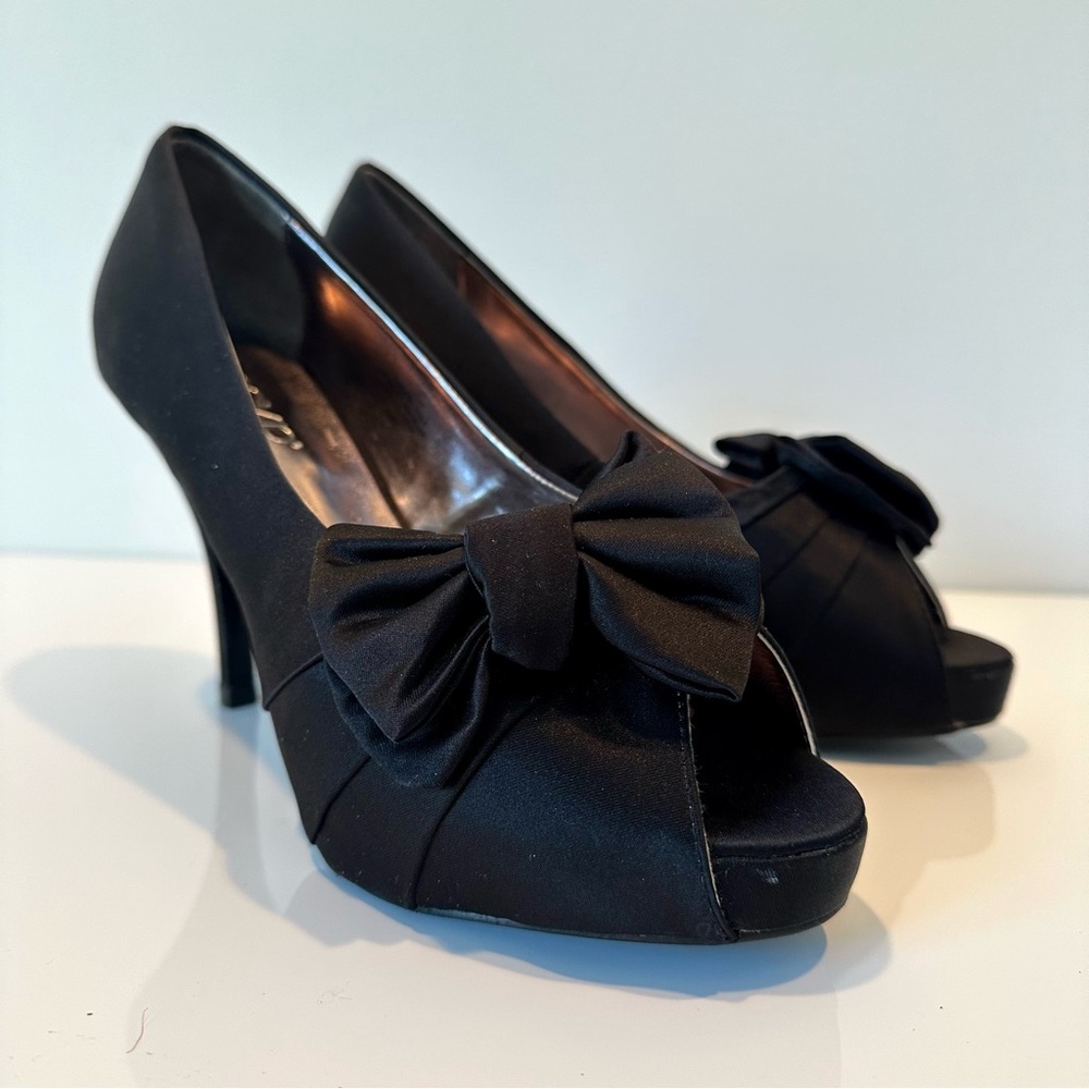 Like-new RSVP Black Satin Peep-Toe Heels Bow elegant heels, Size 8.5 Wide